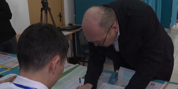 Председатель ОСДП Асхат Рахимжанов проголосовал на выборах