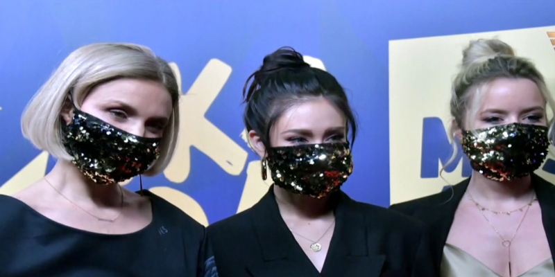 В Алматы защитная маска стала модным аксессуаром