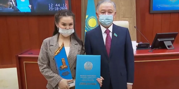 Премией &laquo;Парламент сөзі&raquo; наградили журналистов