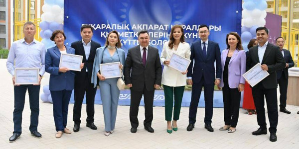 От имени Президента работникам государственных СМИ вручены сертификаты на квартиры