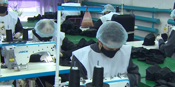 Осужденные шьют маски для сотрудников МВД