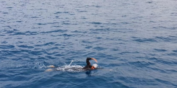 Азия чемпионы Виталий Худяков Ыстықкөлді 13 сағатта жүзіп өтті