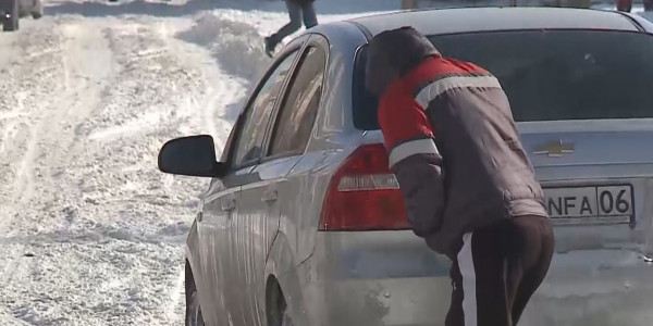 Атырау қар құрсауында қалды