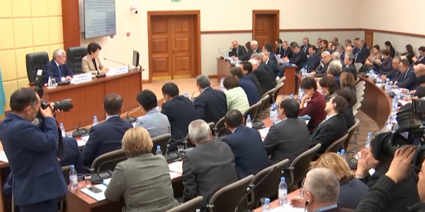 Выплату пособия семьям с 1-3 детьми рассматривают в Казахстане