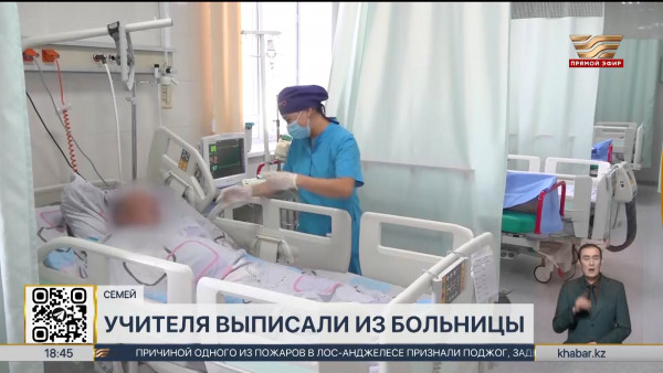 Упавшего при оформлении елки учителя выписали из больницы в Семее