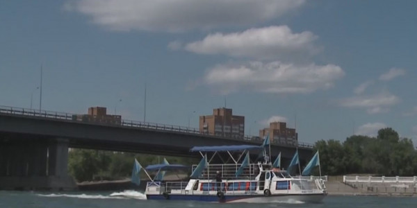 Водный транспорт с водруженной госсимволикой прошел по фарватеру Иртыша