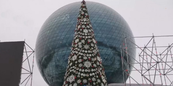 Биыл еліміздің басты жаңажылдық шыршасы &laquo;Нұр әлем&raquo; павильонының жанына орнатылды