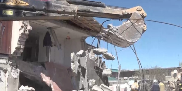 В Жанаозене на месте взрыва в жилом доме продолжают работать эксперты