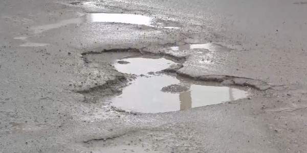 Оралдағы басты көшелердің бірінде жол әбден тозған