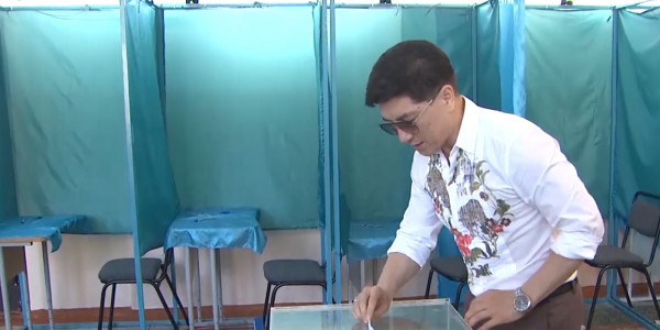 Альмира Турсын и Сакен Майгазиев приходили выразить поддержку референдуму в Алматы