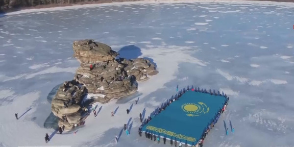 Бурабай көгінде үлкен Мемлекеттік Ту желбіреді