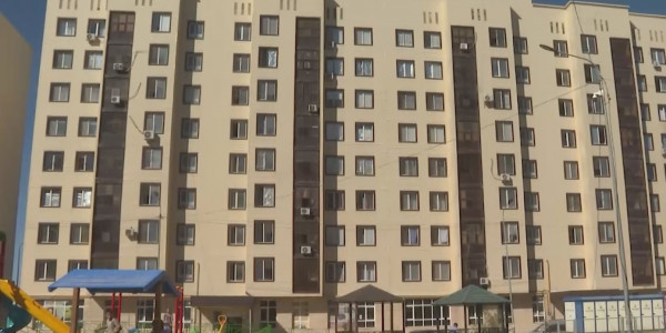 Шымкентте мемлекеттік бағдарламамен салынған көпқабатты үйдің сапасы сын көтермейді