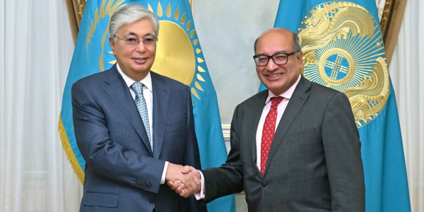 Мемлекет басшысы сэр Сума Чакрабартиді қабылдады