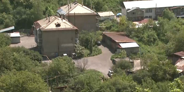 Алматының таулы аймағында зәулім үйлер тоқтаусыз салынып жатыр