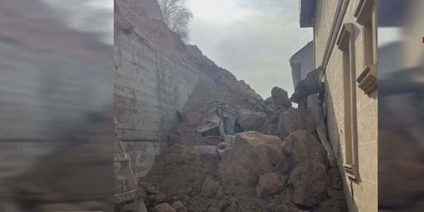 Алматы облысында таудың етегі опырылып, екі үйді басып қалды