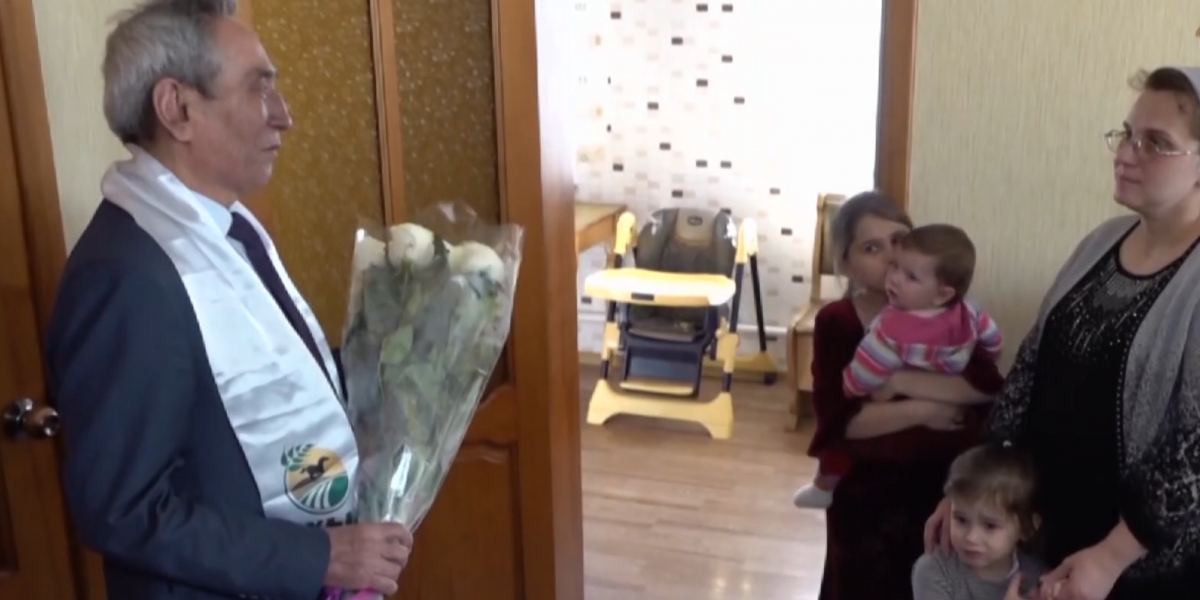 Ауылдың келіншектері пысықтарын көрсетеді