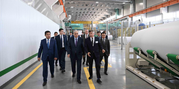 Президент посетил предприятие по производству бумажной продукции