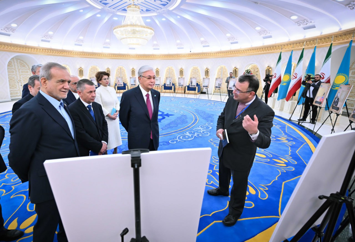 Президенты осмотрели выставку найденных в архивах Ирана древних рукописей, содержащих сведения по истории Казахстана