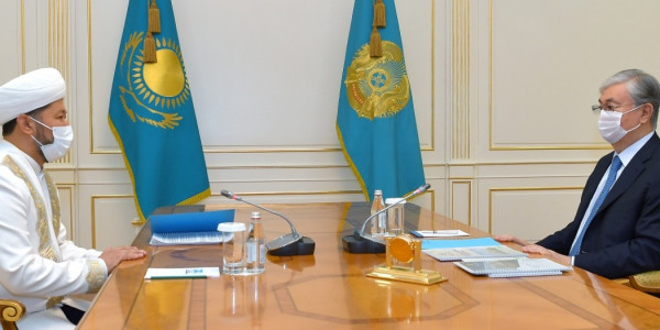 Глава государства принял Верховного муфтия Наурызбая кажы Таганулы