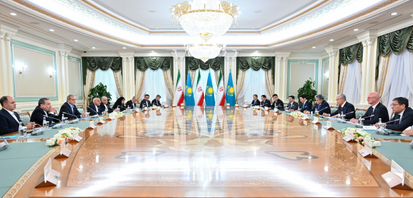 Қазақстан мен Иран президенттері кеңейтілген құрамда келіссөз жүргізді