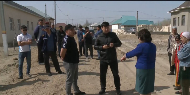 В пригороде Кызылорды выполняют некачественный ремонт дороги – жители