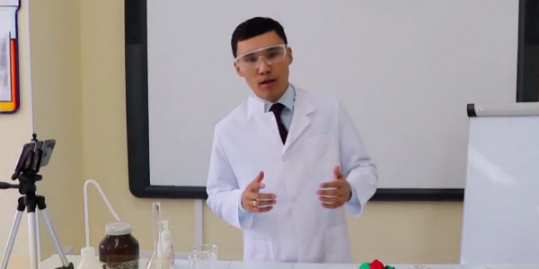 Ақтөбелік ұстаз онлайн дәріс беріп жатыр