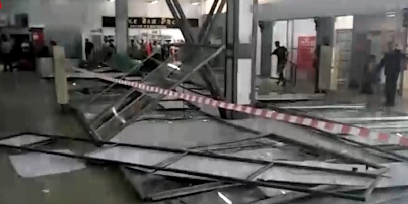 Железная конструкция упала на жительницу столицы