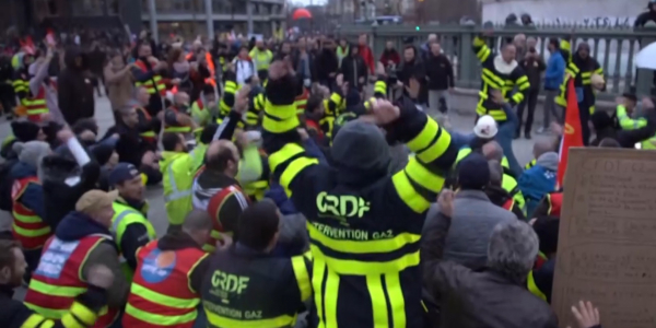 350 тысяч человек протестуют на улицах Парижа