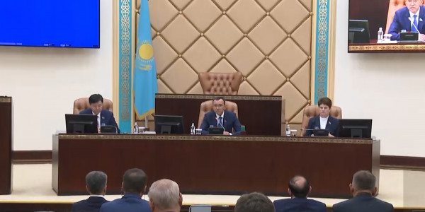 В Мажилисе и Сенате РК прошли первые пленарные заседания