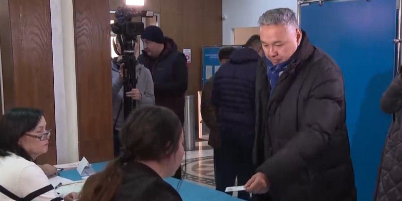 Председатель партии «Ак Жол» Азат Перуашев проголосовал на выборах