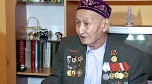 Елдес Қоңыров қаруластарымен бірге бірнеше қаланы жаудан азат етуге қатысқан