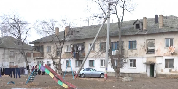 Уже 17 лет жители Атырау не могут переехать из аварийных домов