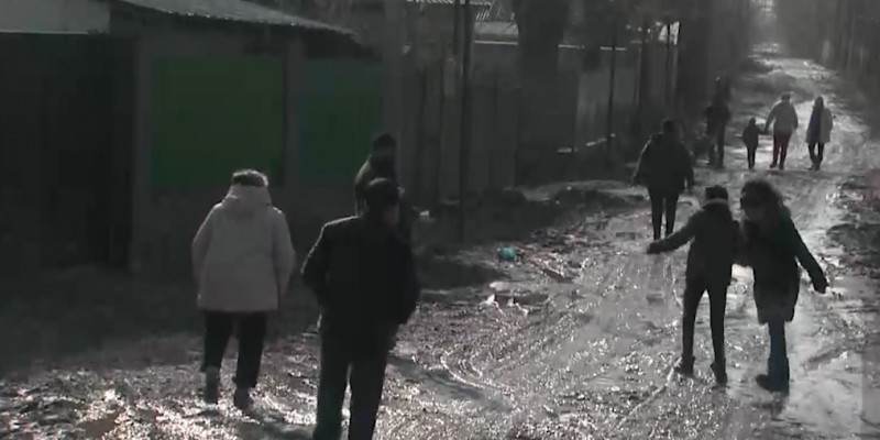 Застрявшие машины, люди по колено в грязи — на что жалуются жители микрорайона Алгабас