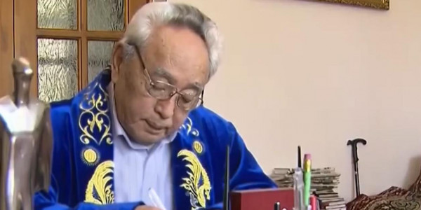 Ушёл из жизни известный писатель Кабдеш Жумадилов