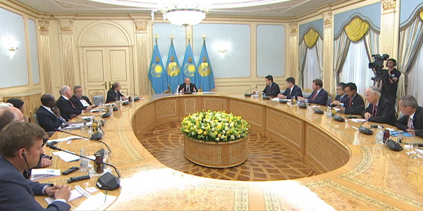 Елбасы АЭФ-ке келген экономистер және Нобель сыйлығының лауреаттарымен кездесті