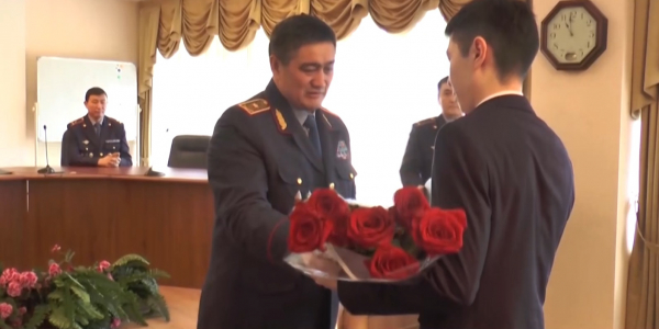 Наградили парня, заслонившего собой беременную женщину во время крушения самолета Bek Air