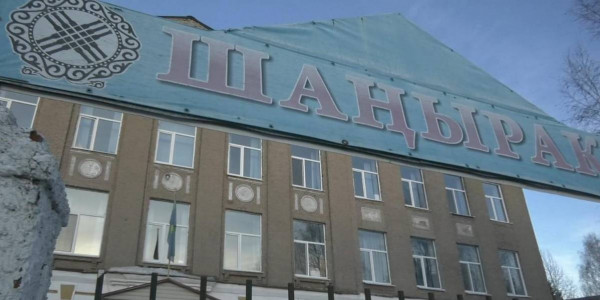 Жаңа Бұқтырмадағы ескі мектеп және шаңырағы шайқалған &laquo;Шаңырақ&raquo;