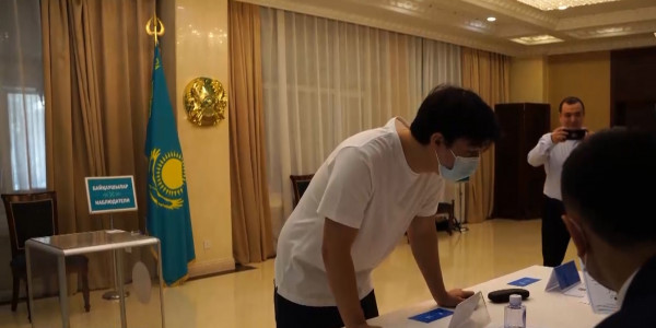 Қытайда үш дауыс беру учаскесі ашылды