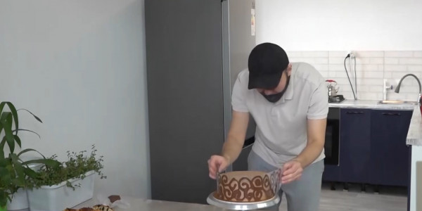 Жаңаөзендік жас кондитер алты жыл ішінде 20 тоннадай торт пісіріпті