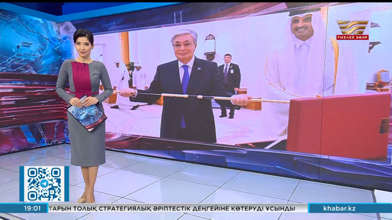 Президентке шейх Джасим бен Мұхаммед бен Тәнидің қылышының көшірмесі сыйға берілді