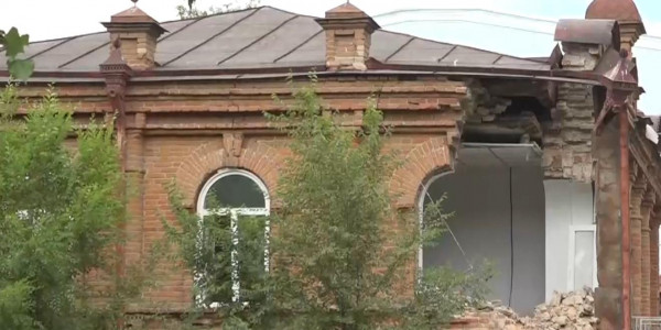 Часть старинного купеческого особняка обрушили в Семее