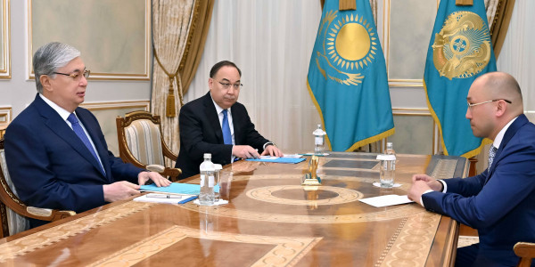 Касым-Жомарт Токаев принял посла Казахстана в России Даурена Абаева