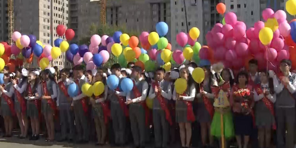 В казахстанских школах прозвенел последний звонок