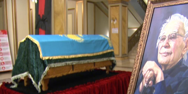 В Алматы простились с известным писателем А. Нурпеисовым