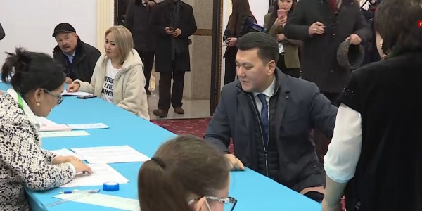 Ерлан Карин проголосовал на выборах депутатов Мажилиса и маслихатов