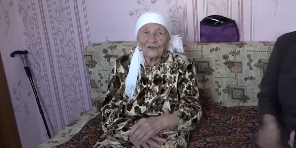 Женщин-ветеранов ВОВ поздравляют с 8 марта