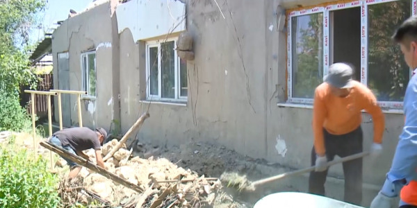 Многодетной семье, оставшейся без дома из-за пожара, собрали деньги на новое жилье