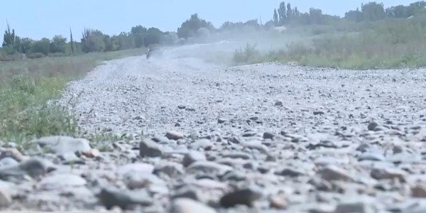 Жители села Ерназар просят отремонтировать дорогу