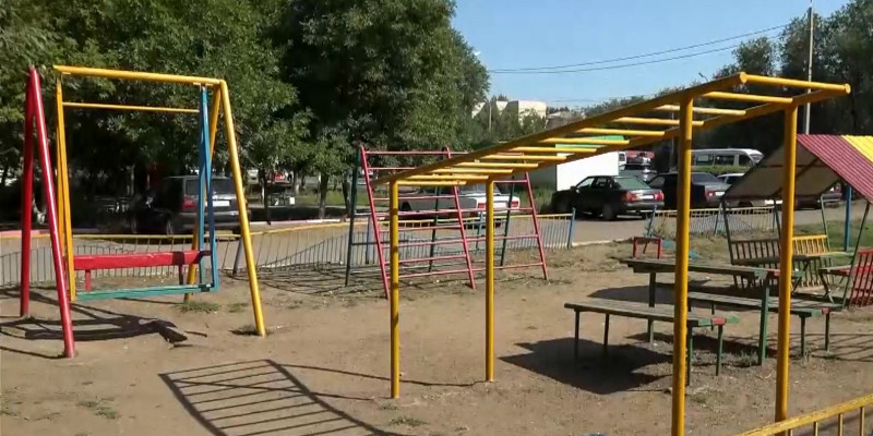 На детских спортплощадках Уральска дети продолжают получать травмы