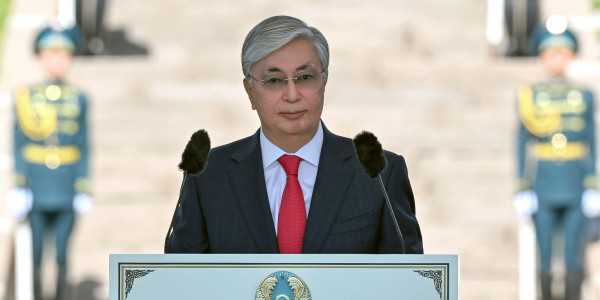 Президент принял участие в церемонии поднятия Государственного флага